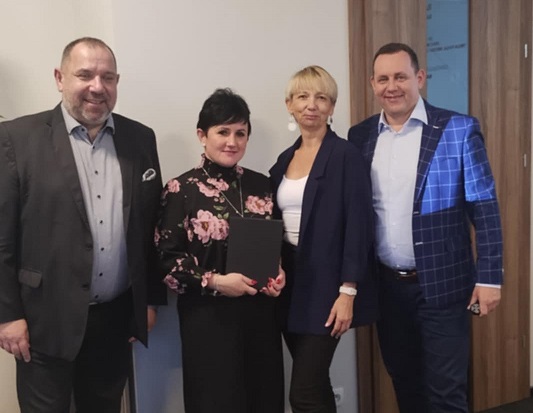 Laureatka z wyróżnieniem wśród trzech osób, uśmiechy i gratulacje