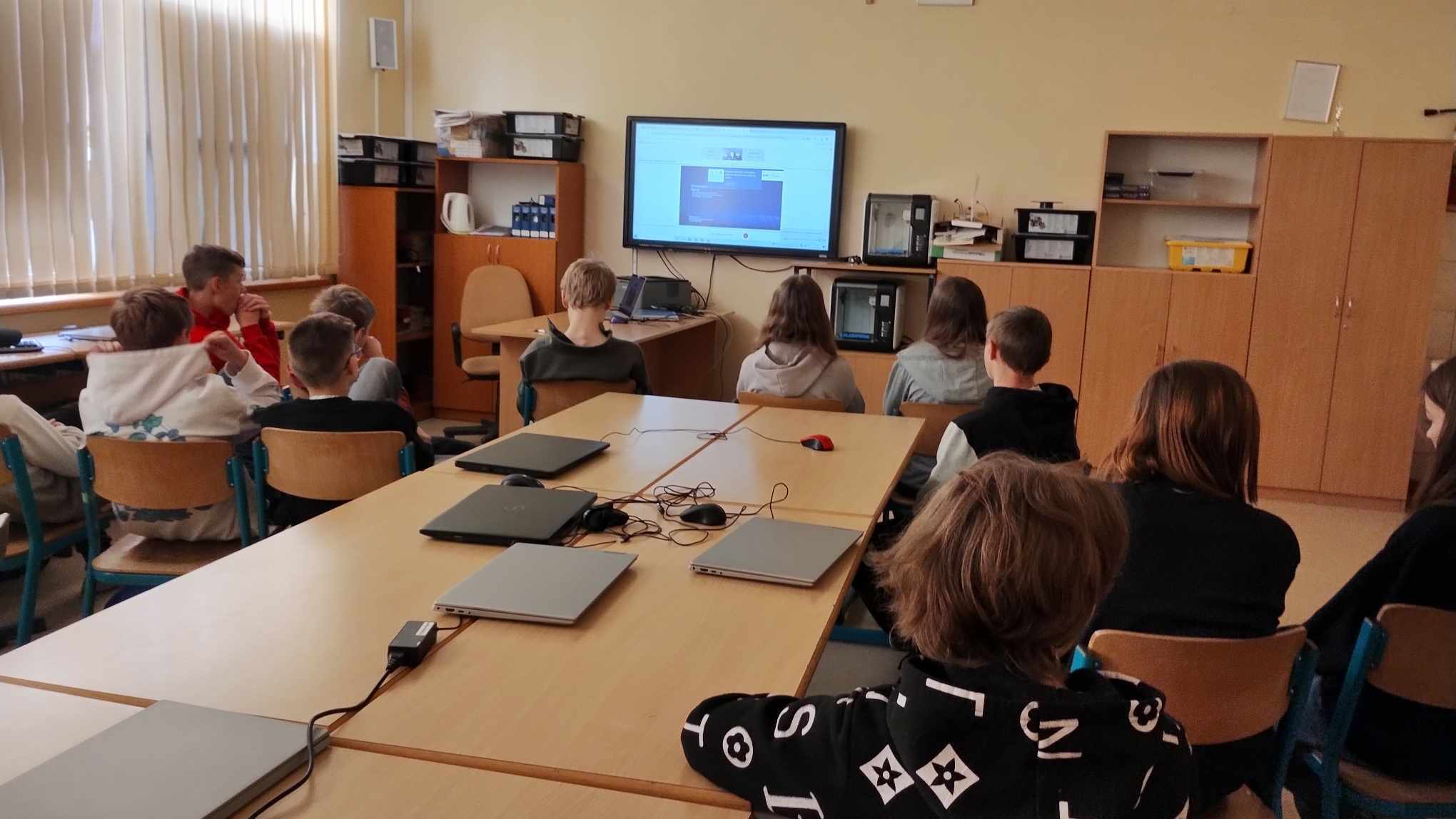 Uczniowie oglądają prezentację o cyberbezpieczeństwie w klasie