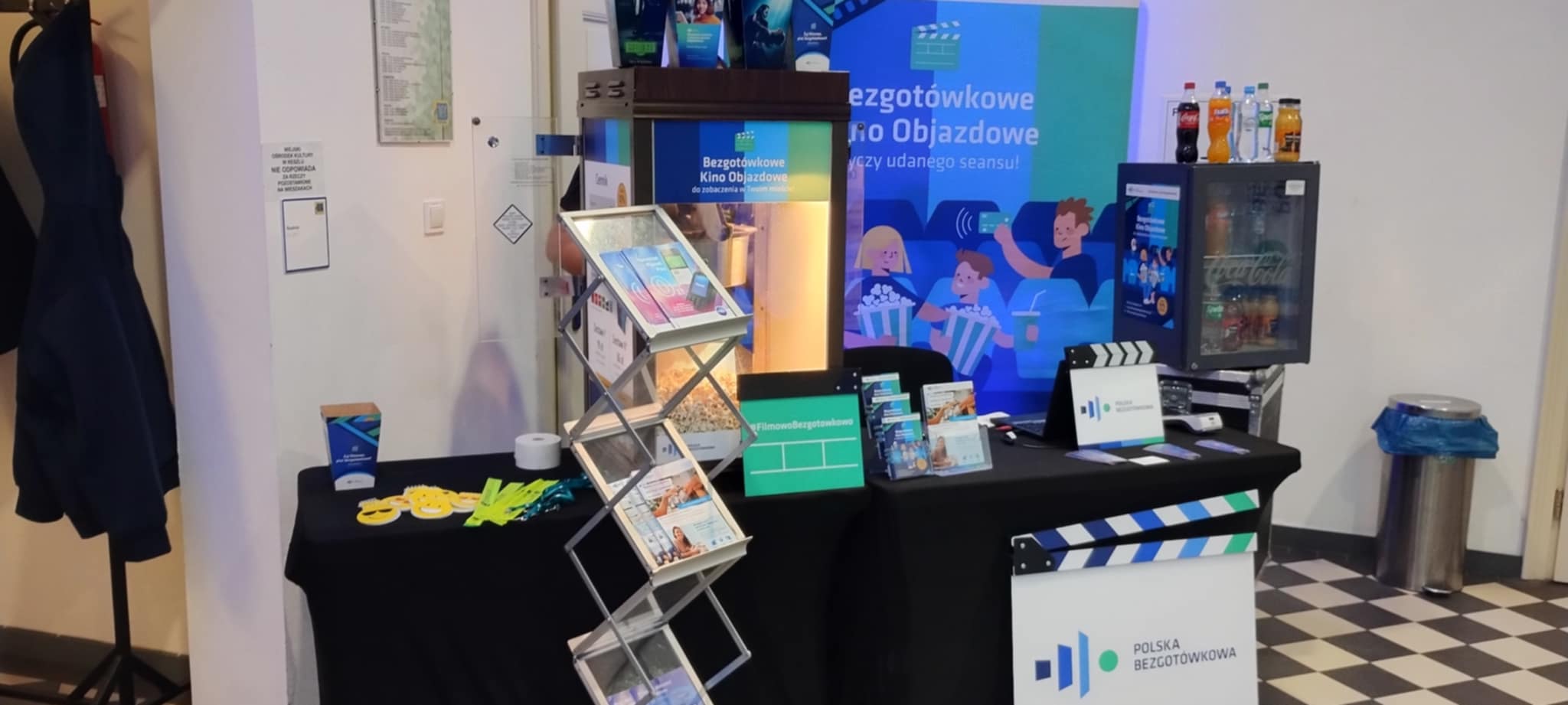 Stoisko Kina Objazdowego i Polska Bezgotówkowa z popcornem i ulotkami